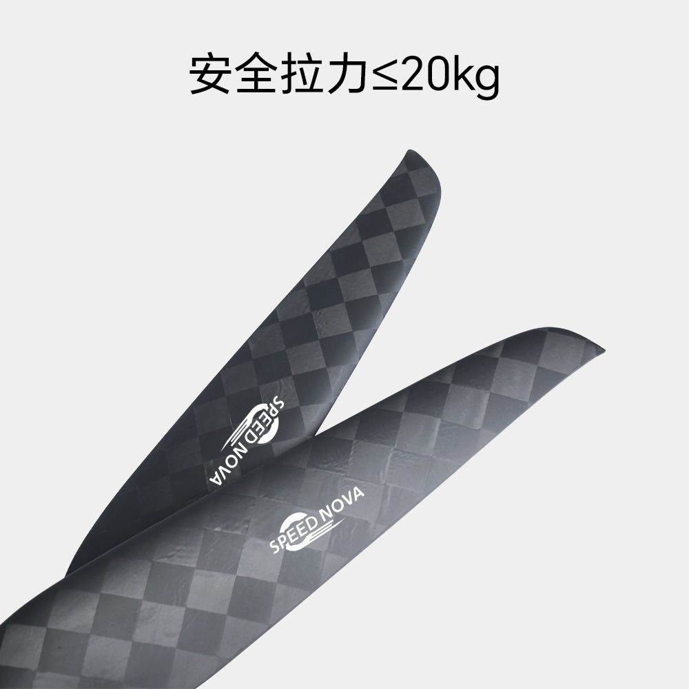睿翼 32×12 碳纤维一体桨（正反桨）桨叶纹理与桨毂安装孔特写